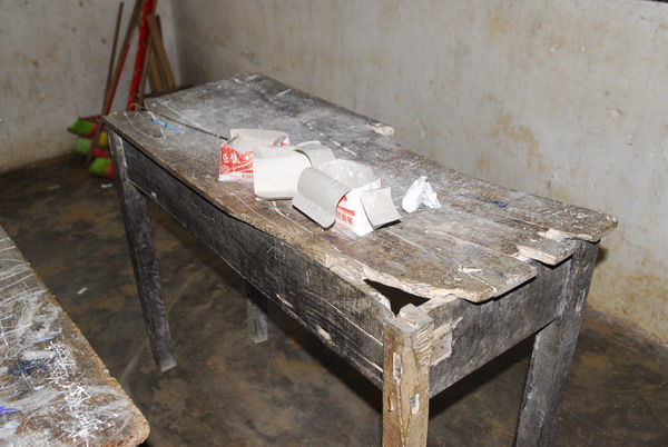 最破旧的居然是老师的讲台.